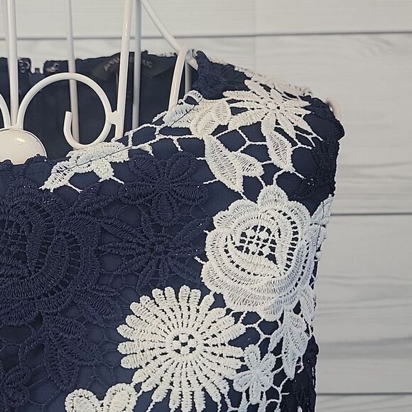 Banana Republic crocheted lace sheath dress - navy & white Women's Size 2 - Picture 4 of 13